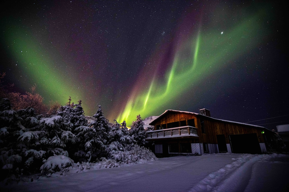 Hemlock Mountain House beneath the northern lights
